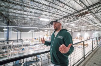 Klopapier Fabrikarbeiter erklärt wie Toilettenpapier hergestellt wird