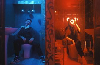 Ein Mann und eine Frau sitzen auf dem Klo und halten gefaltetes und geknülltes Toilettenpapier in der Hand.